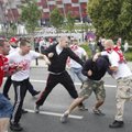VIDEOD: Poolakad ründasid Varssavis Venemaa jalgpallifänne