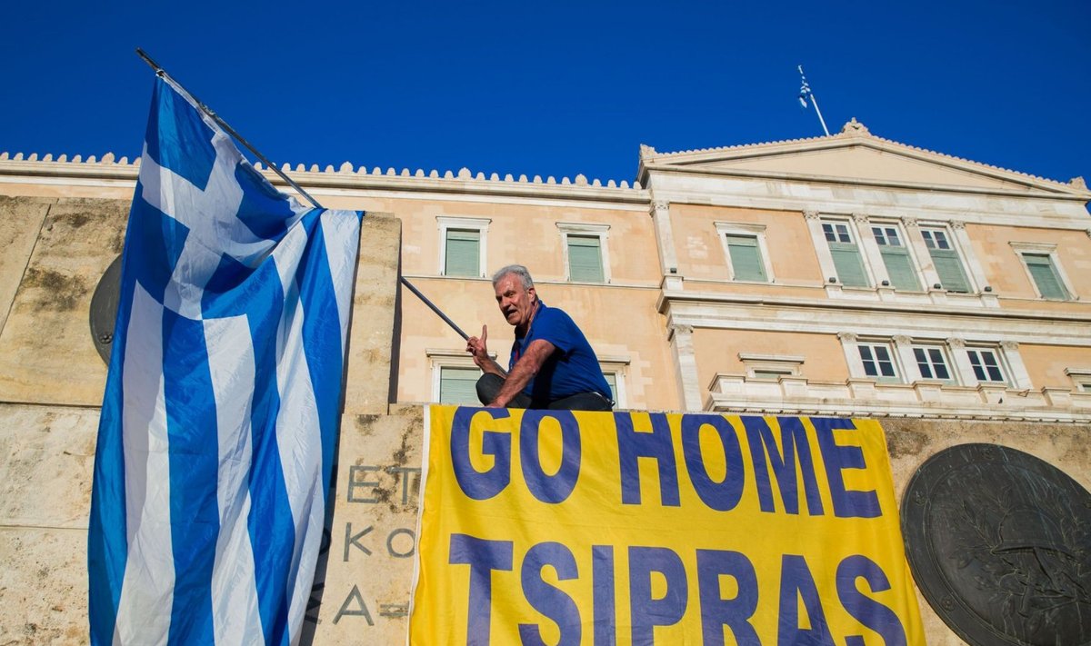 Kreeka uute kärpemeetmete vastu protestija Ateenas parlamendihoone ees.