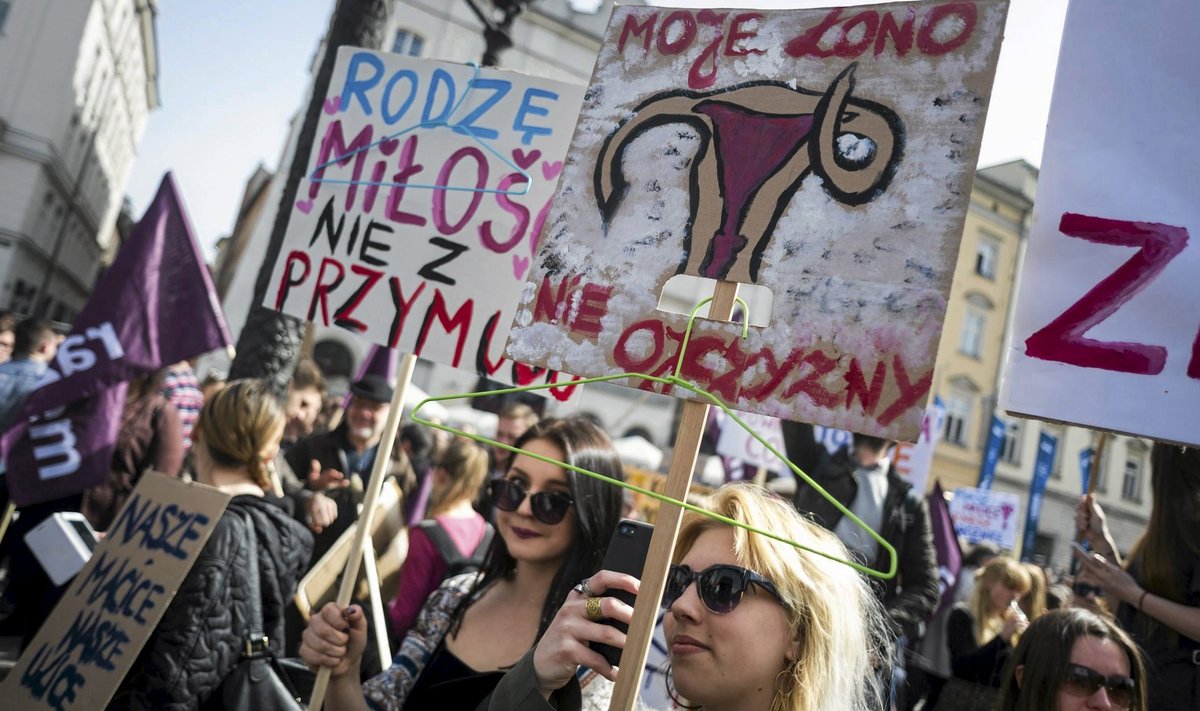 Pühapäeval toimusid Poola suuremates linnades meeleavaldused. Järgmine meeleavalduste laine on planeeritud laupäevaks. Protestijad valisid oma sümboliks metallist riidepuu, mis viitab põrandaalustele abortidele.