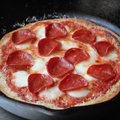 KIIRE ÕHTUSÖÖGI SOOVITUS: Valatava taignaga mozzarella-peperoni pitsa