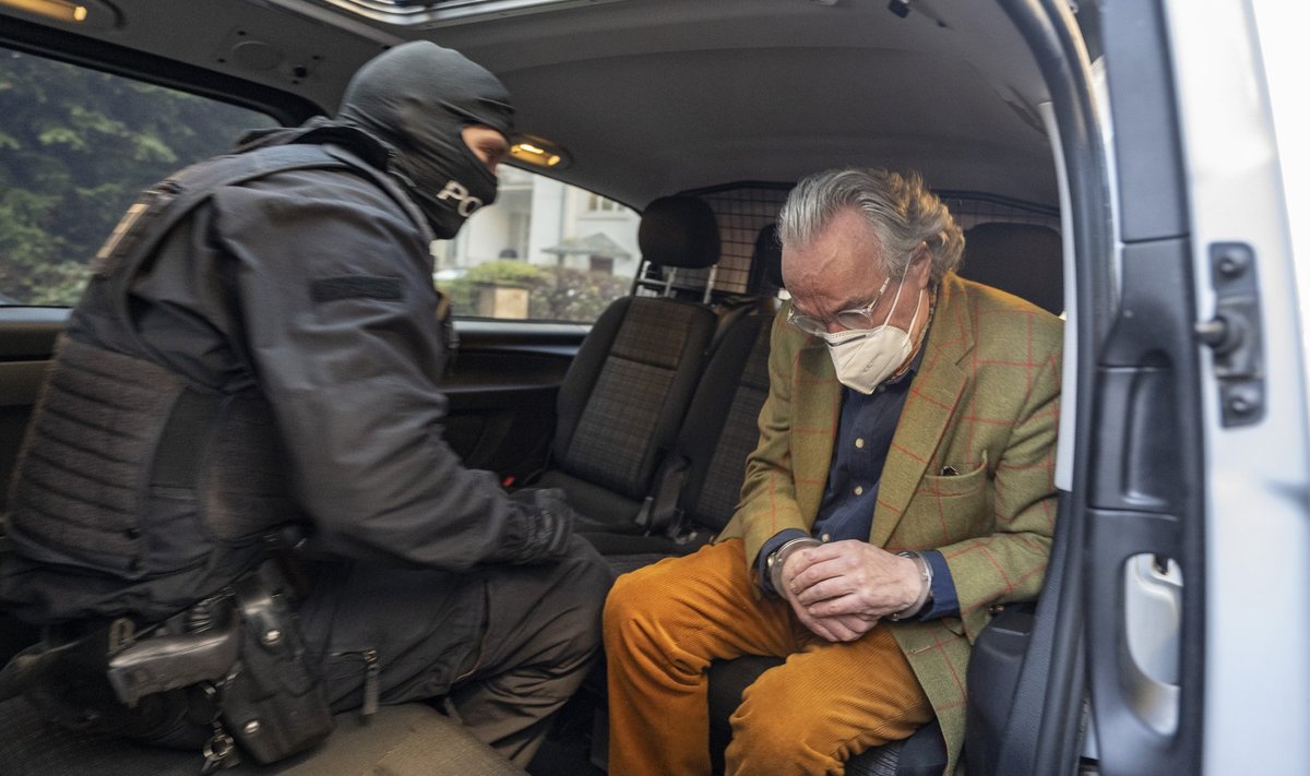 Eelmisel nädalal vahistatud vandenõulaste juht "prints" Heinrich XIII politseiautos.