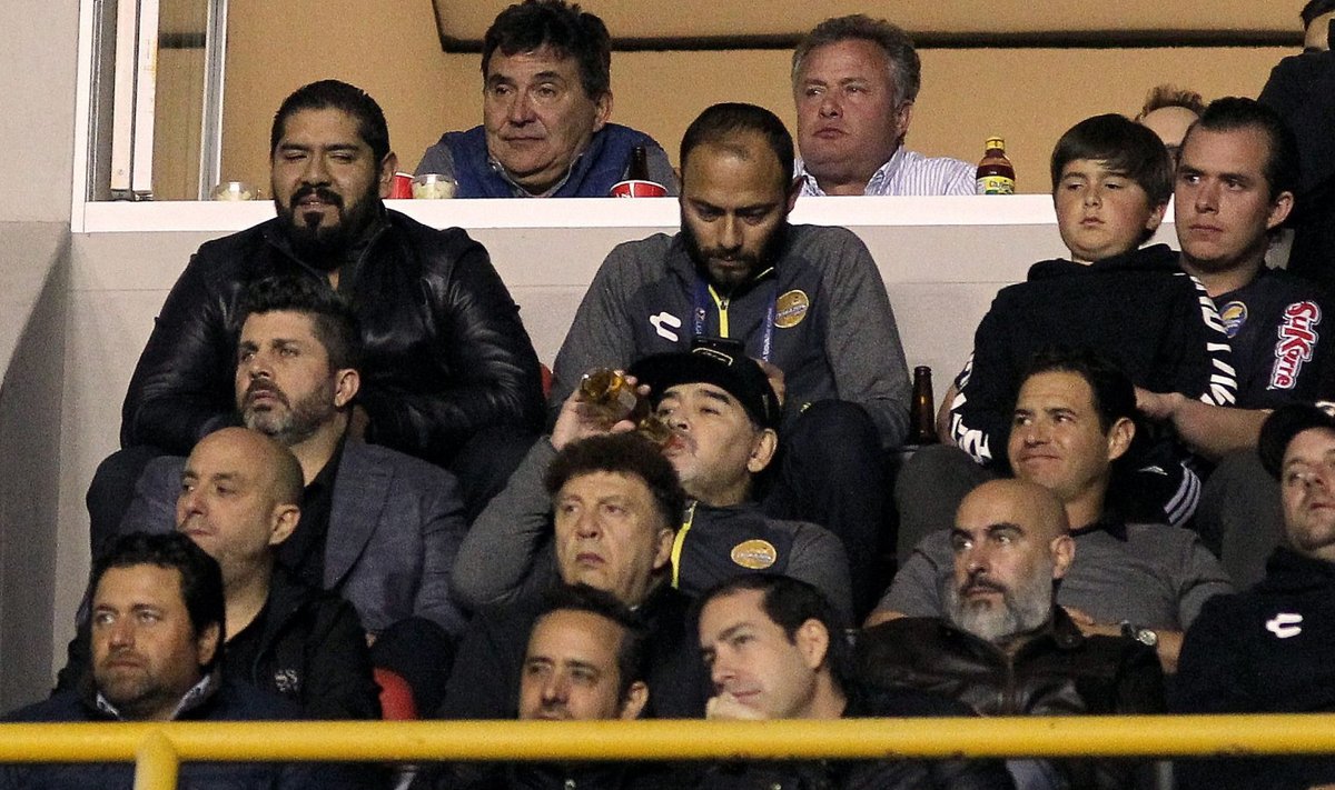 Juhendamiskeelu tõttu mängu tribüünilt vaadanud Diego Maradona (keskel õlut joomas).