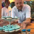 FOTOD JA VIDEOD: Sinimustvalged makroonid ja hernesupp! Eestlased tähistasid Kambodžas asuvas Eesti hotellis vabariigi aastapäeva rannapeoga