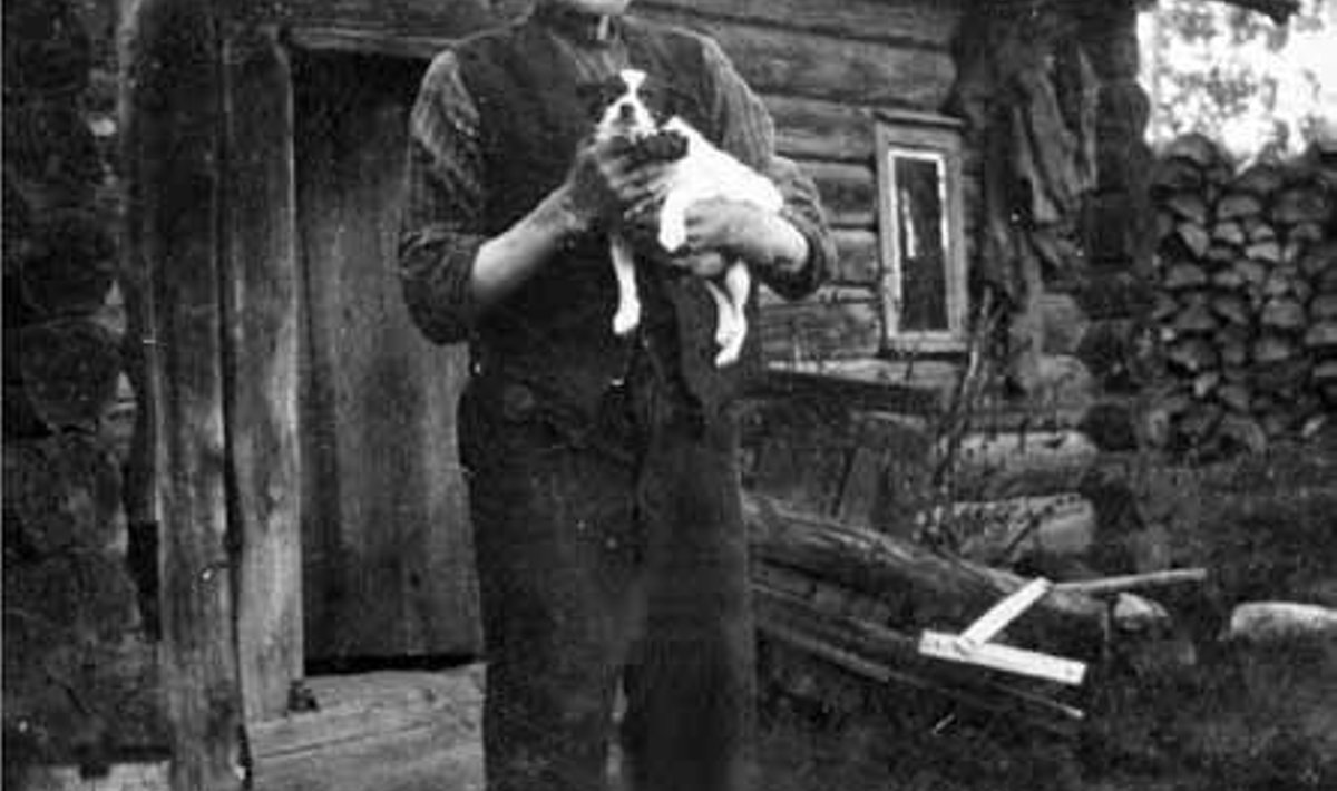 Räni Juhan 1930ndate lõpus oma maja ees Kõokülas. Foto Eha Tootsi erakogust