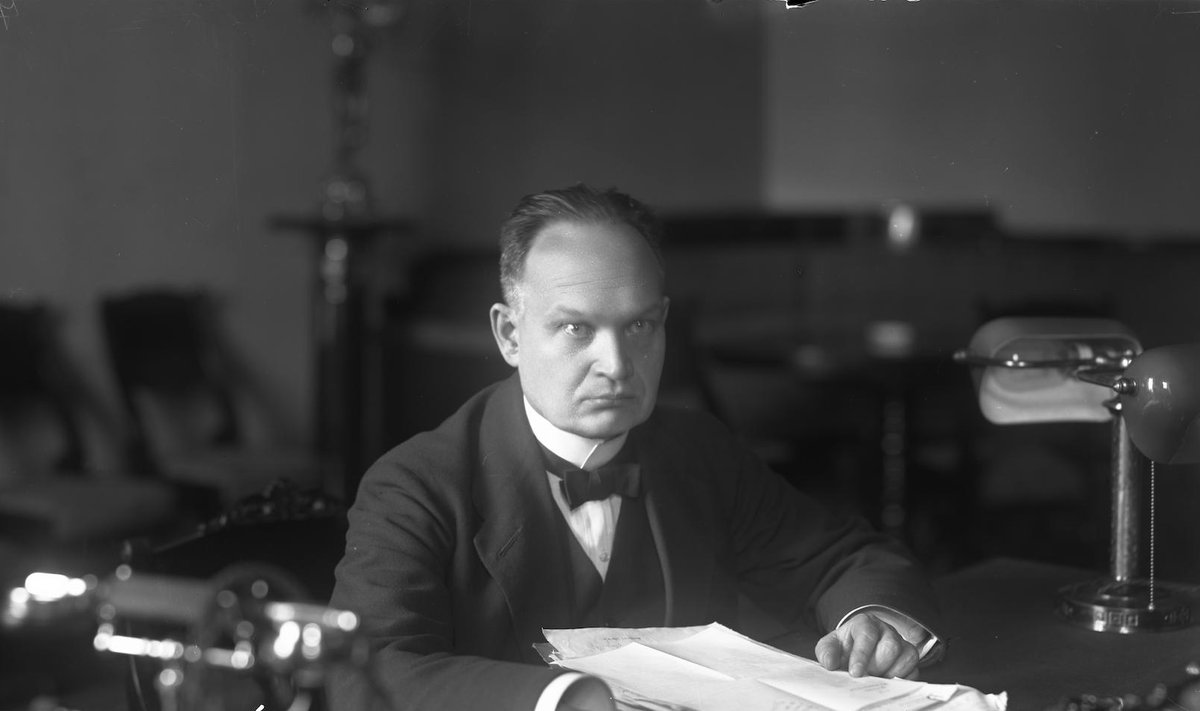 Pea- ja sõjaminister Konstantin Päts oma töölaua taga.