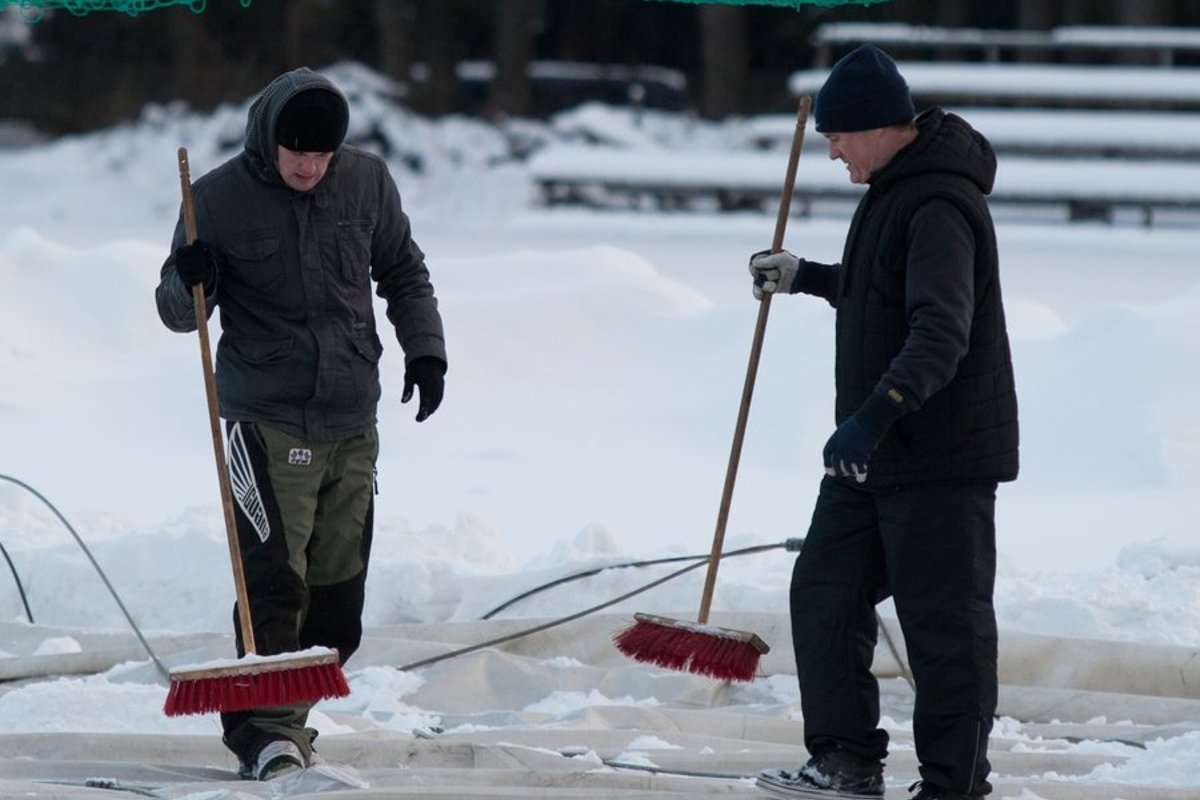 FOTOD: Mart Poom ja Tarmo Rüütli puhastasid Männiku kilehalli lumest ...