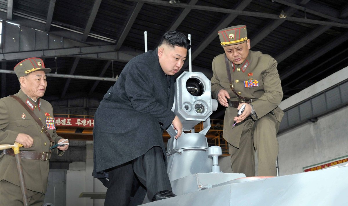 Põhja-Korea liider Kim Jong-un vaatab armee sõjaväetehnikat