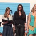 VIDEO: Kärdlas lauldi kooliaasta avatuks menuhiti eestikeelse cover iga!