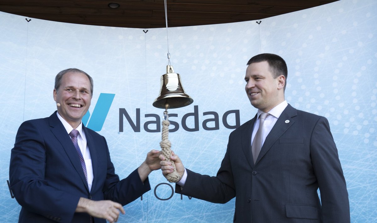 Tallinna Sadama juhatuse esimees Valdo Kalm (vasakul) ja peaminister Jüri Ratas helistasid mullu suvel sadama börsilemineku puhul kella.