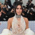 FOTO | Õhtu lõpuks polnud glamuurist midagi järel: Kim Kardashiani Met Gala kleidilt pudenes ohtralt pärleid