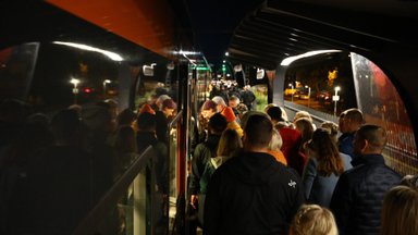 FOTOD | Mahub või ei mahu? NOËPi kontserdilt lahkuv rahvamass üritas end Elroni rongi ära paigutada
