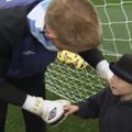 Südantsoojendav video: 6-aastane vähihaige poiss kohtub Manchester City mängijatega
