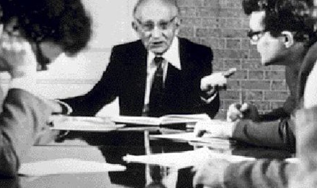 Usuteaduse professor Elmar Salumaa 1987. aastal usuteaduse instituudis dogmaatikast loengut pidamas.