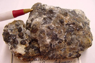 Perovskiiti sisaldav mineraal. Foto: Andrew Silver, USGS