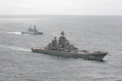 Эсминец ВМС Великобритании "Драгон" наблюдает за российским крейсером "Петр Великий". 8 мая 2014 года.