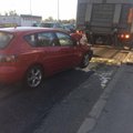 Kadaka teel sõitis auto teelt välja ja paiskus küljele, Pärnu maanteel sõitis Mazda veoautole otsa