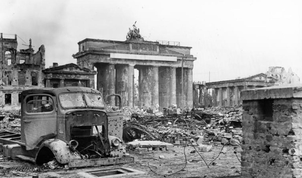 Brandenburgi väravad varemeis Berliinis. (Foto: Wikimedia Commons / Carl Weinrother)