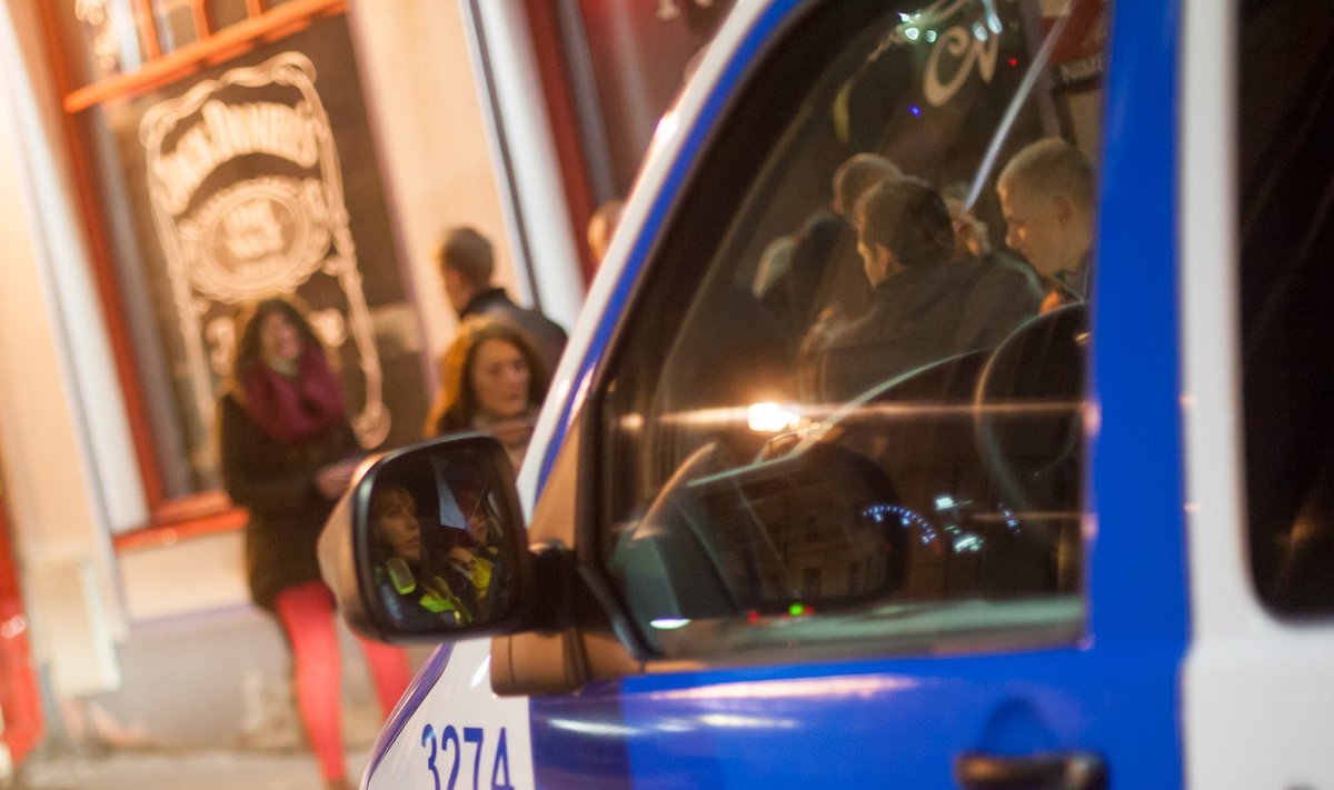 Politseipatrull öörahu ja alkoholi tarbimise poolest ühel Tallinna probleemsemail Suur-Karja tänaval.