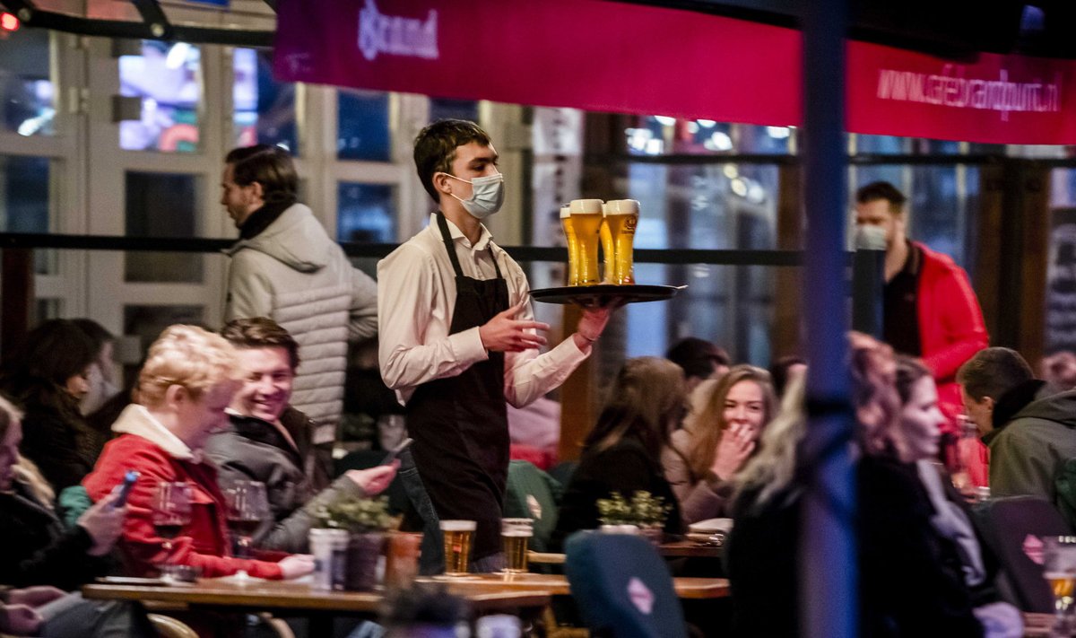 Hollandi baarid tohivad jälle kliente võõrustada.