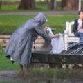 FOTOD: Vanem naine pesi Kadrioru pargi purskkaevus pesu