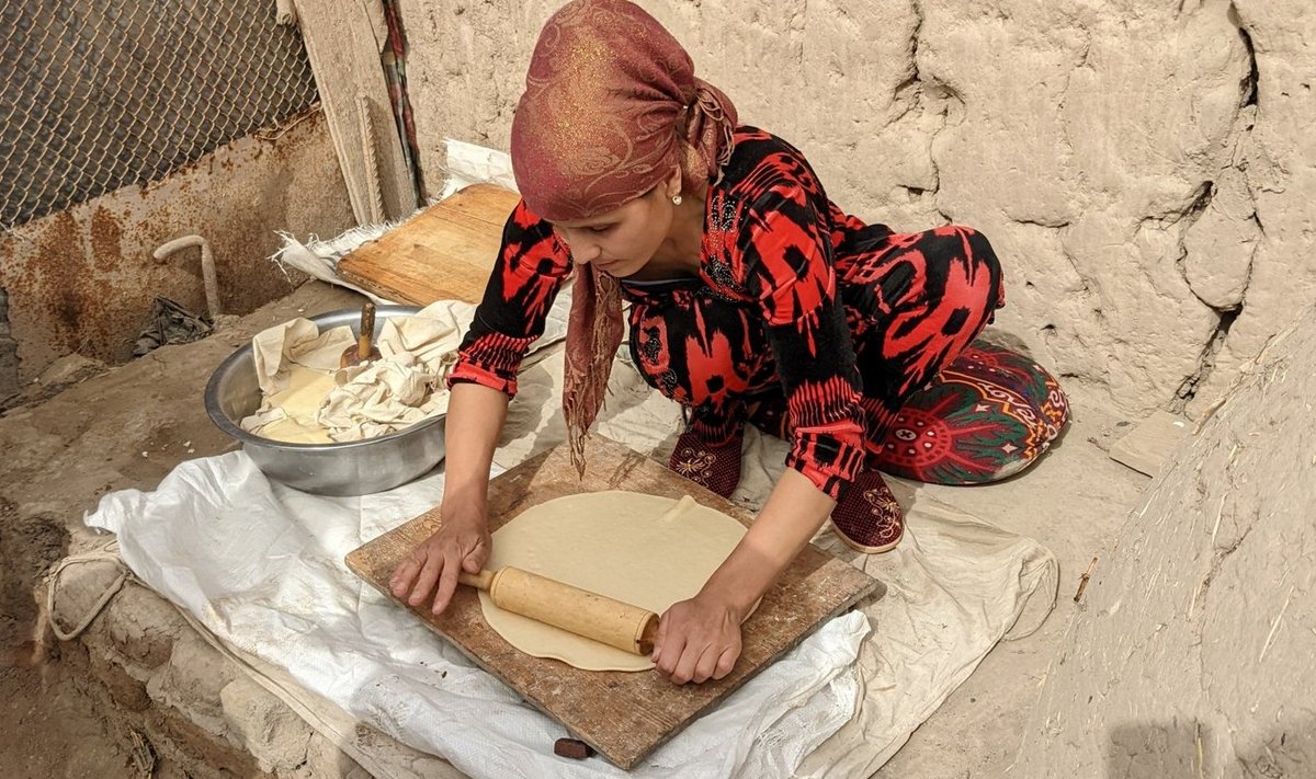 Usbeki naine rullib traditsioonilise nisuleiva jaoks taigent.