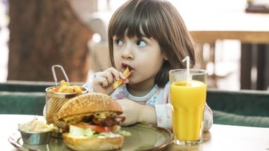 3 фразы о еде, которые нельзя говорить детям — они травмируют психику