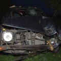 FOTOD: Järvamaal sõitis tuvastamata juht autoga läbi aia erahoovi ja vastu puid