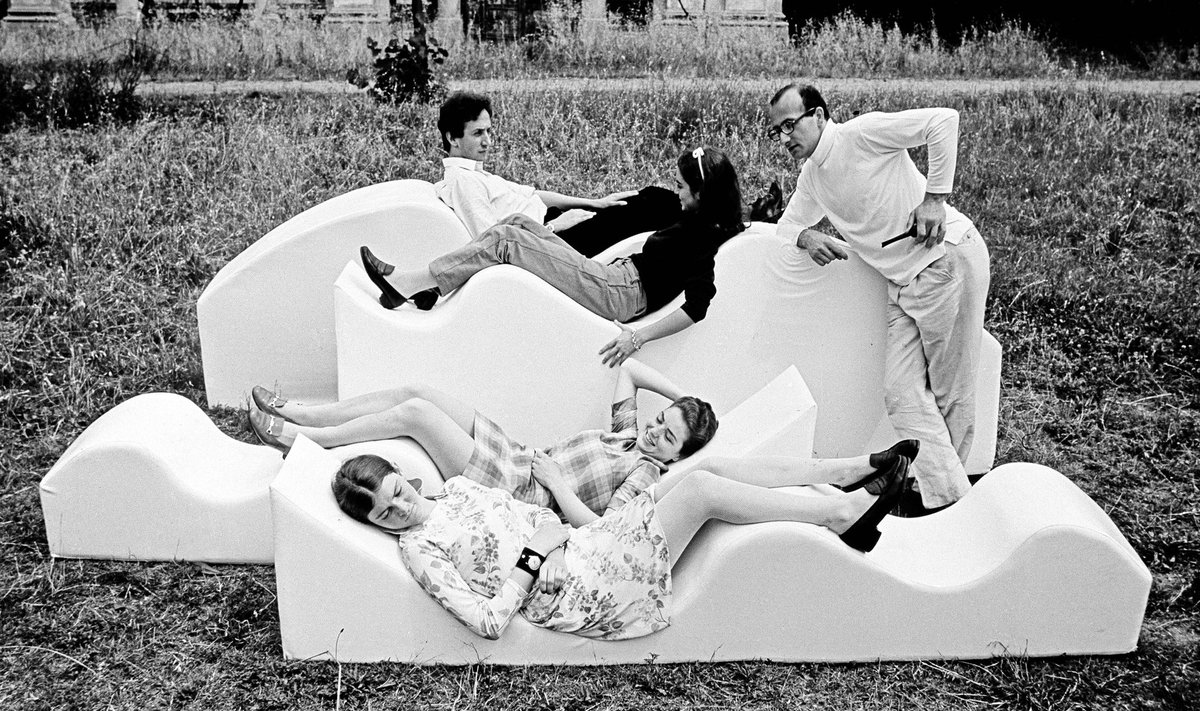 Kõrvuti eesti kunstnike töödega näeb diivanvoodit „Superonda“, mille Archizoom Associati Poltronovale kujundas. Tegu on esimese sohvaga, millel pole raami. Foto on tehtud 1967. aastal, kuid „Superondat“ teeb sama mööblitootja siiani. 