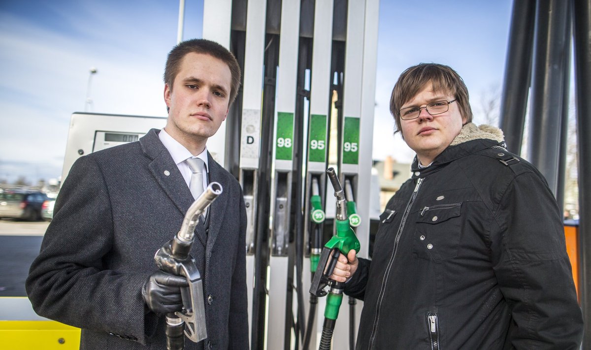Protestiaktsiooni “Ei” kütuseaktsiisi tõusule eestvedajateks on EKRE liige Silver Jõgger (vasakul) ja 20-aastane EKRE noortekogu Sinine Äratus liige Sander Särel.