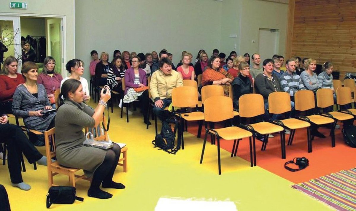 Külaülikooli „tudengid“ Pesapuu „auditooriumis“.