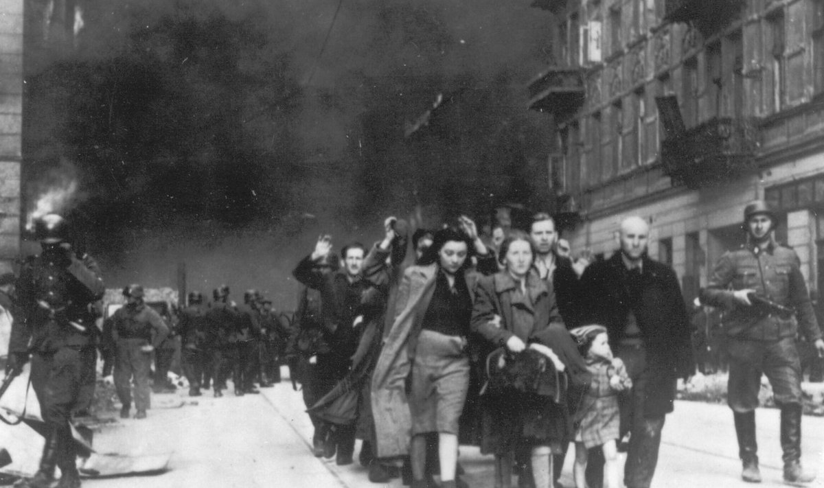 Varssavi geto hävitamine 1943. aastal. Fotol eskordivad Saksa sõdurid Poola juute deporteerimisele.