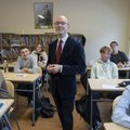 Tallinna prantsuse lütseumi direktor Peter Pedak: täisealine inimene ei peaks gümnaasiumi viimases klassis käima. Alustame kooliteed 6-aastaselt
