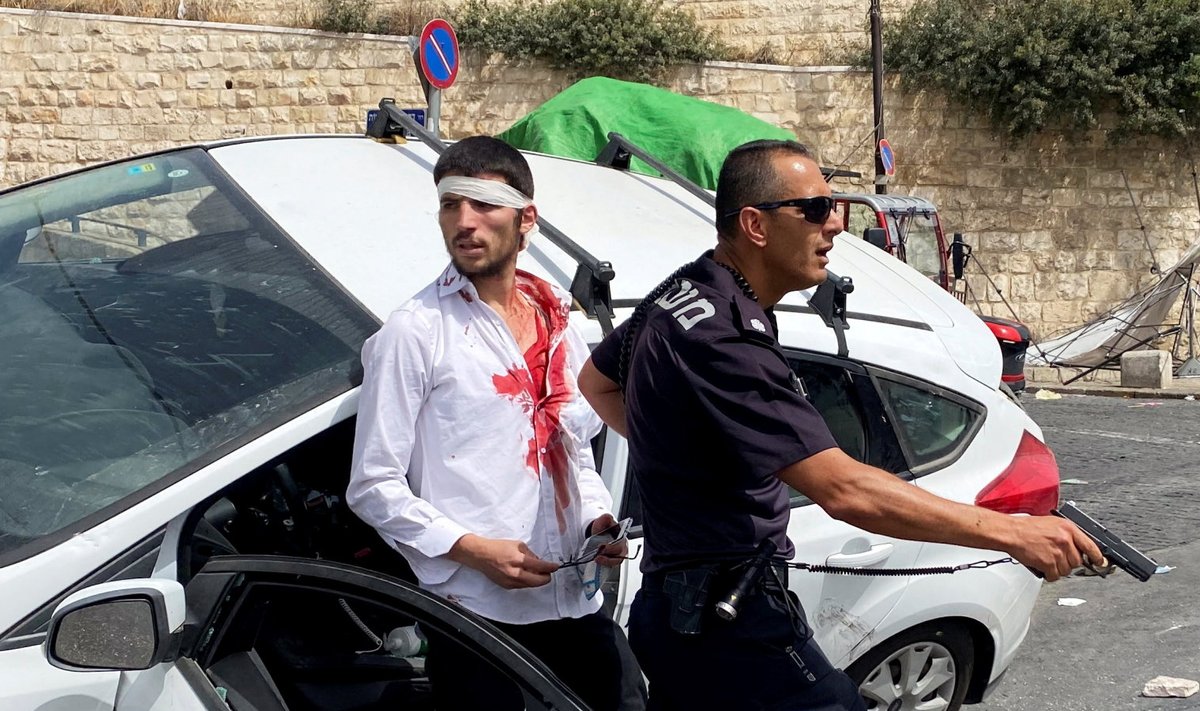 Politsei turvab kivitabamuse saanud ja palestiinlasi ramminud juhti.