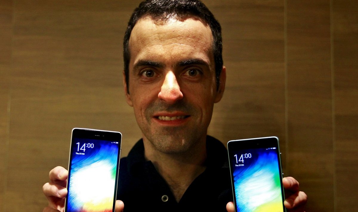 Hugo Barra ja Xiaomi Mi 4i topeltannus (Foto: REUTERS)
