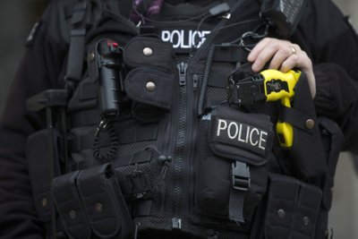 Briti politseinik taseriga relvastatuna. 