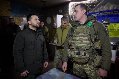Владимир Зеленский в понедельник посетил позиции ВСУ на Купянском направлении