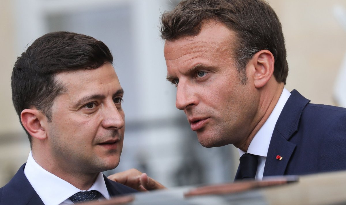 Emmanuel Macron (paremal) loodab Volodõmõr Zelenskõi ja Vladimir Putini peagi Pariisi rahukõnelustele kutsuda.