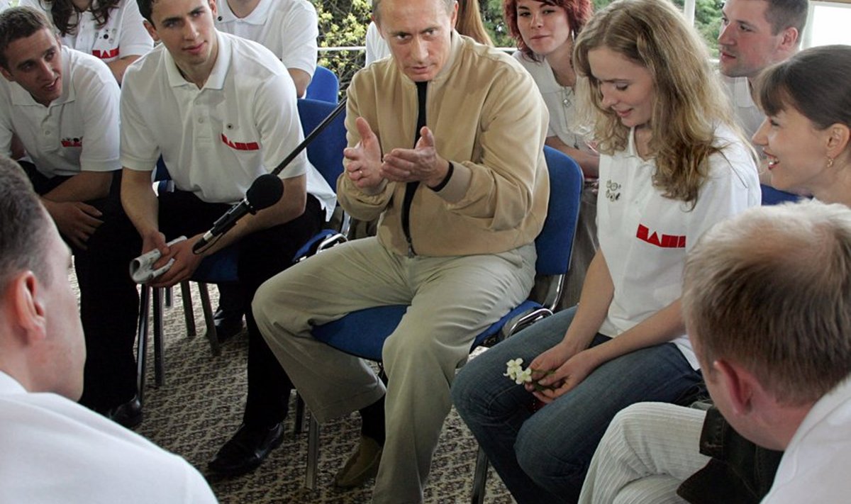 Владимир Путин с участниками движения "Наши"
