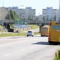 Bussijuhid sõidavad Laagna teel peatusest väljudes üle pideva joone