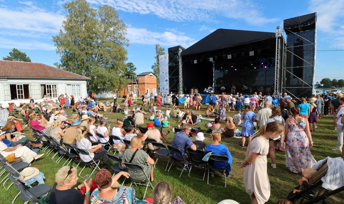 Käsmu küla kuulsaim üritus, festival Viru Folk on alati alanud Ülo Vinteri „Lauluga põhjamaast“. Nüüd on käsmulased suure au sisse tõstnud teisegi Vinteri laulu ja andnud sellele koguni hümni staatuse.     