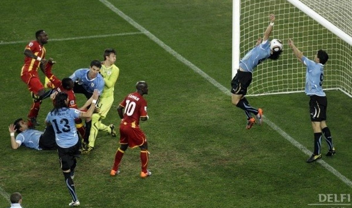 Jalgpalli MM, Luis Suarez mängib väravajoonel käega ja päästab Uruguay kaotusest