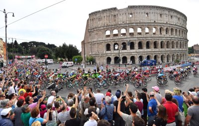 Giro D´Italia ratturid mööduvad Roomas Colosseumist, kus omal ajal ka gladiaatorite võitlused toimusid.