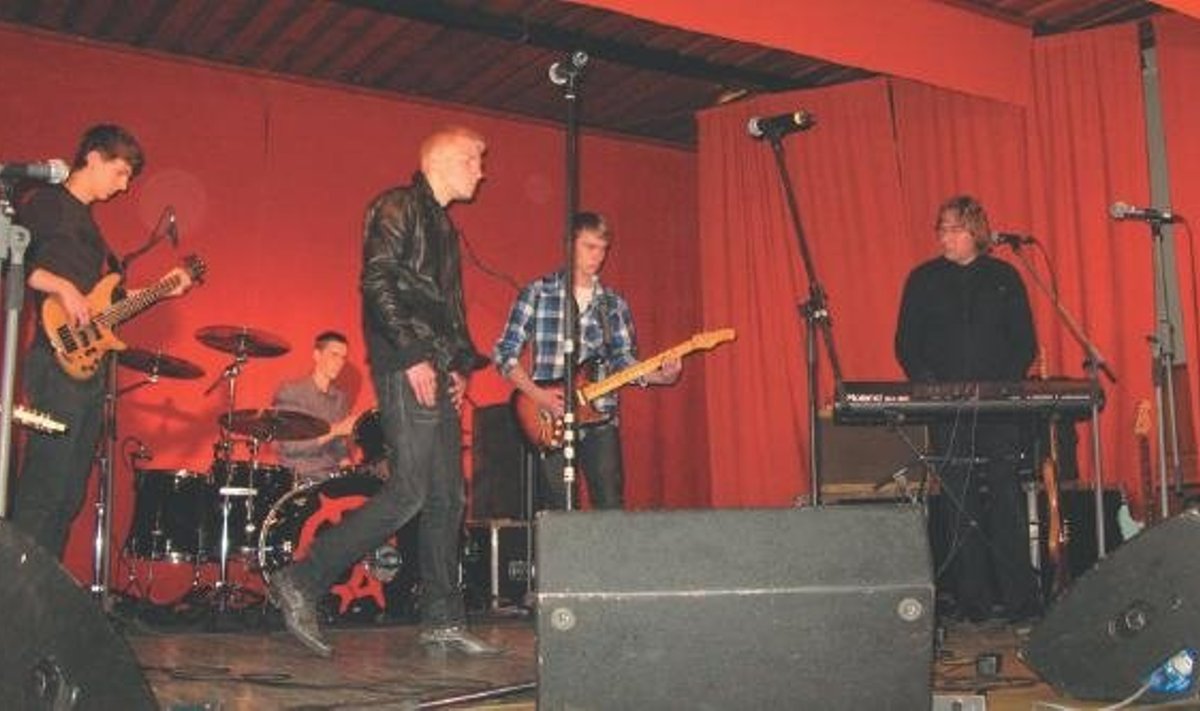 Ansambel Fantaasia Kehala laval (vasakult: Mattias – bass; Rainis – trummid; Heiko – laul, kitarr; Uku – soolokitarr; Väino Randver – süntesaator (ansambli juhendaja, mänedžer). Foto ansambli kogust
