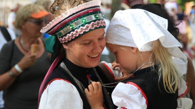 „Keeld“ ajalooõpikus: Eesti abielunaine ei tohtinud tanuta külatänavale minna, leiba osta, last imetada ega isegi laua taga süüa