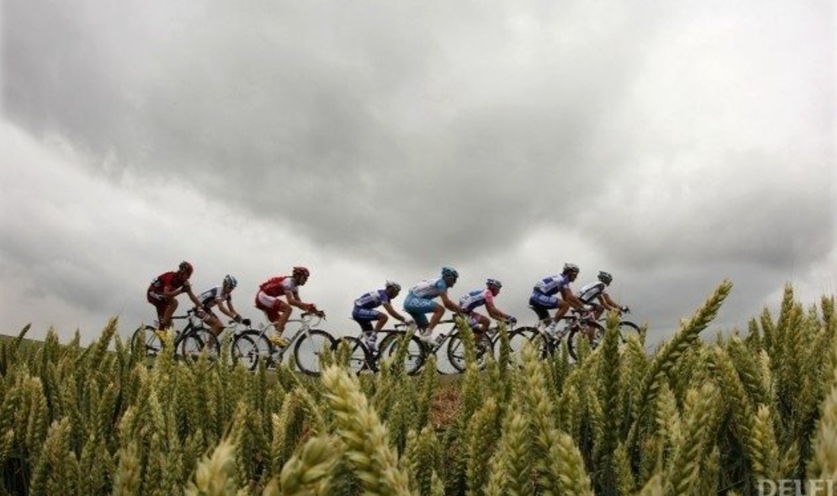 Jooksikud Tour de France 2. etapil (vasakult kolmas Taaramäe), jalgratas
