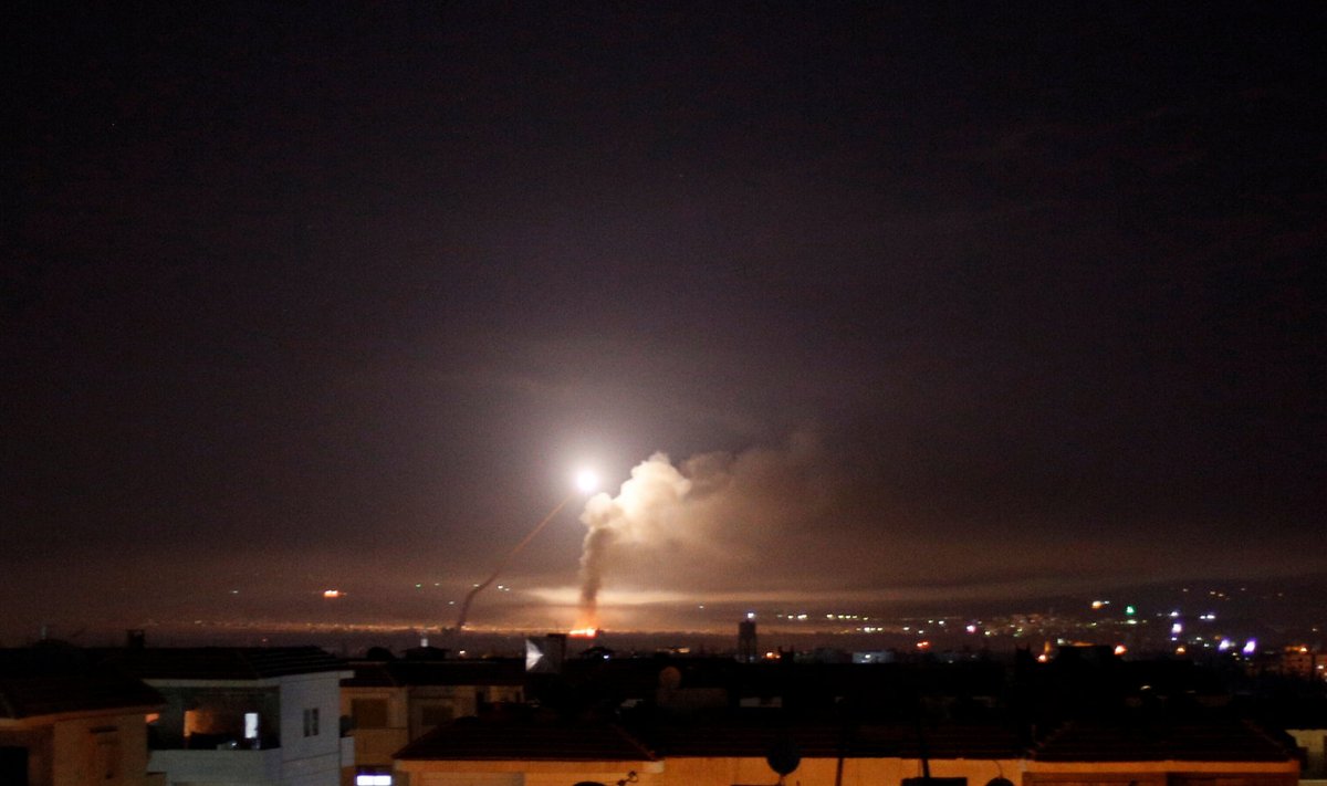 Raketituli Süüria pealinna Damaskuse poolt vaadatuna (Foto: REUTERS)