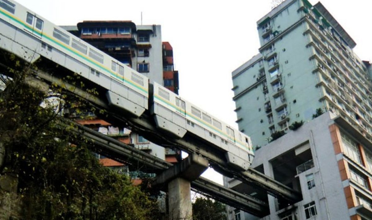 Chongqingi metrooliin sõidab läbi korrusmajast. https://www.chinasmack.com