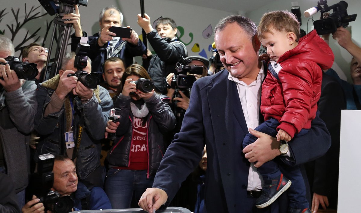 Игорь Додон голосует на выборах президента Молдовы
