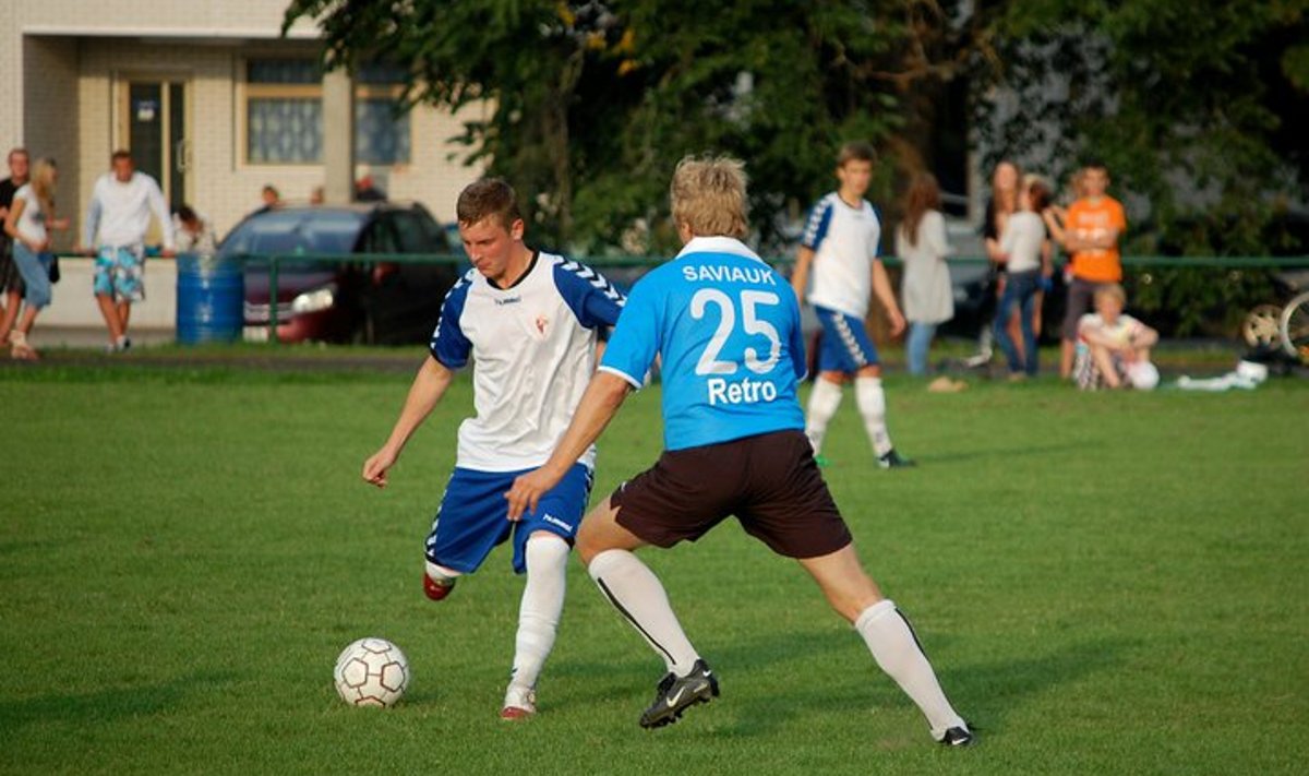 Võistkonna ja III liiga Lääne tsooni suurim väravakütt Sander Niit 2011 hooajal Retro koondise vastu.