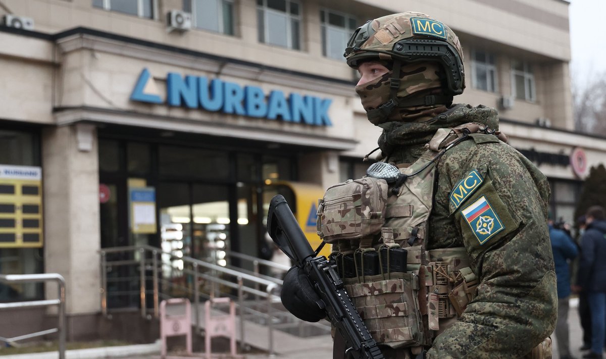 MOSKVA NATO: KJLO sõdur Almatõs Nurbanki pangakontori ees korda pidamas.